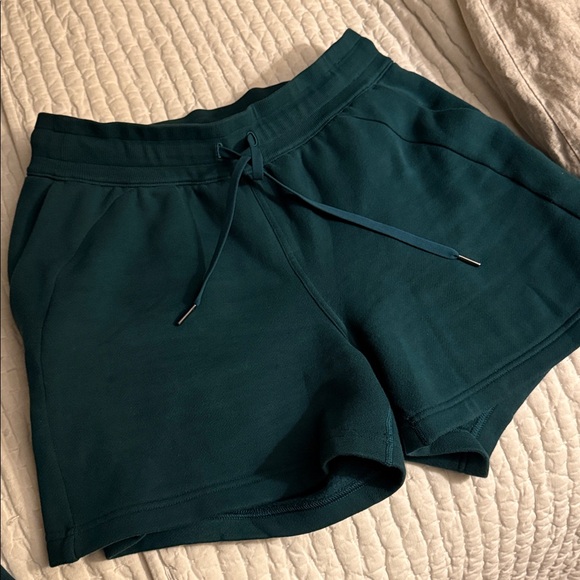 LuLuLemon Highrise Scuba 5in shorts with pockets - Picture 2 of 7